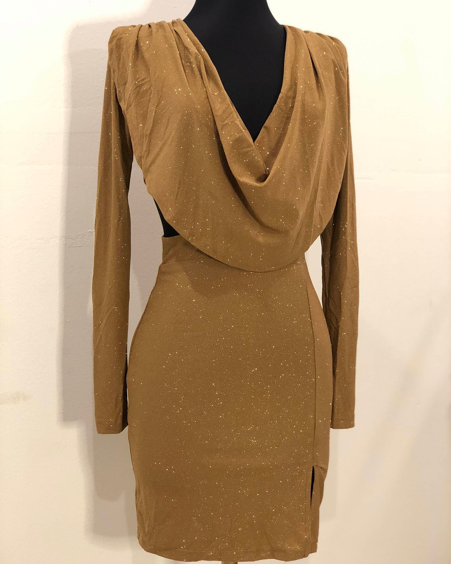 Vestido Dorado cut out con aberturas