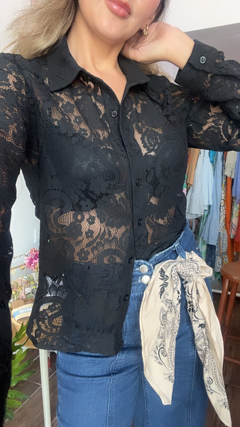 Blusa camisera de encaje negro